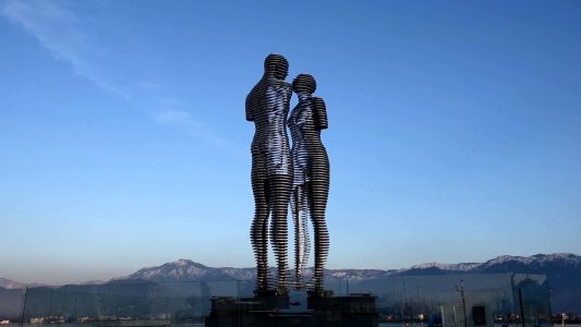 Monuments & Statues in Georgia - Statue of Ali and Nino in Batumi is A Love Story