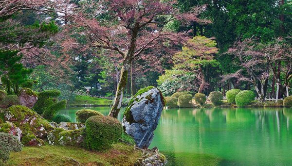 7 Most Stunning Places in Japan - Kenrokuen Garden is Filled With Amazing Bridges