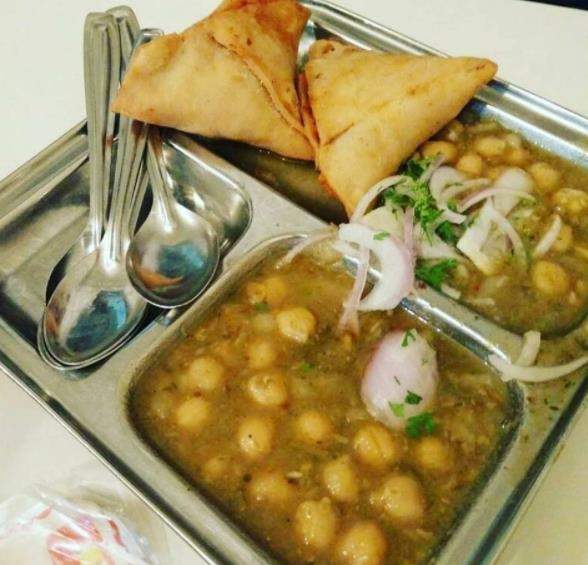 Mumbai Food - Guru Kripa Offers Great Tastings Samose And Bhature Chhole