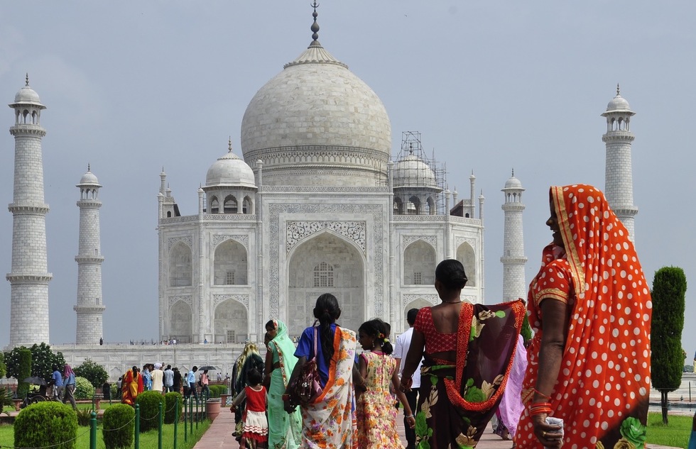 Incredible Facts About Taj Mahal - Popularity Here is High And Millions of People Visit Every Year