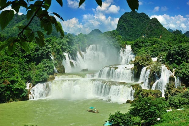 Top Tourist Attractions in Vietnam - Ban Gioc – Detian Falls is Right on The Border of Vietnam and China