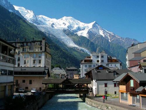 Travel Guide France - Chamonix-Mont-Blanc Located in The French Alps