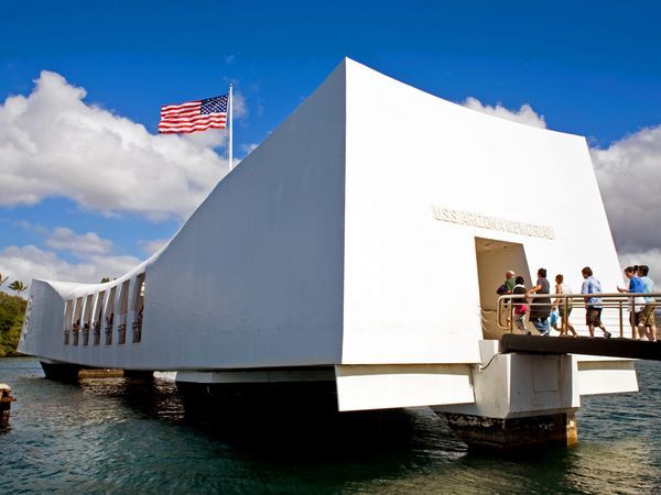 Travel Guide Hawaii - Pearl Harbor Historical Location And Seeing US Navy Ships