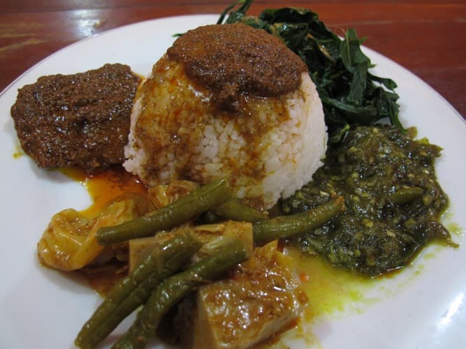 Travel Guide Indonesia - Nasi Padang Comes With Steamed Rice, Beef And Fish