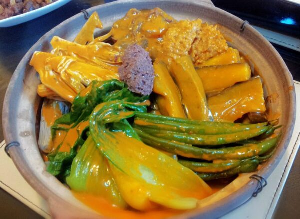 Most Delicious Food in Philippines - Kare-Kare Comes With Ox Tail And Bagoong