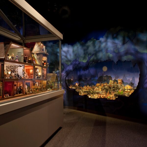 Travel Guide USA - The Mini Time Machine Museum of Miniatures is Near Camp Lowell/Laurel Bus Stop