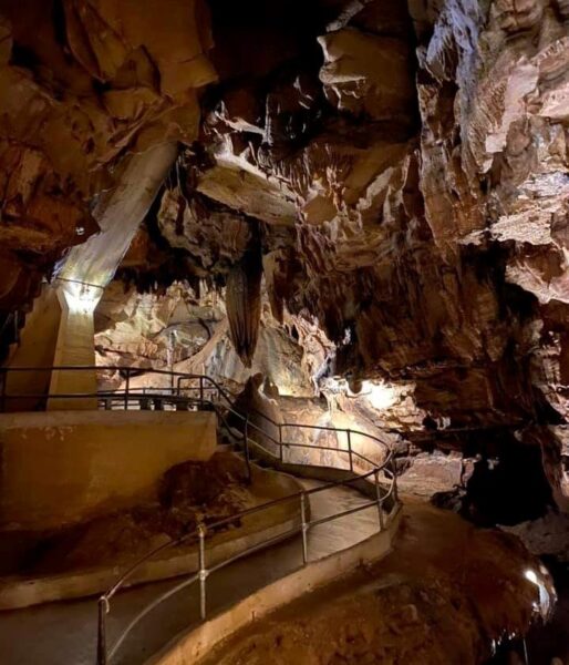 Kentucky Caverns; An Underground Journey - Diamond Caverns Has Nice Lighting And Cathedral Feeling