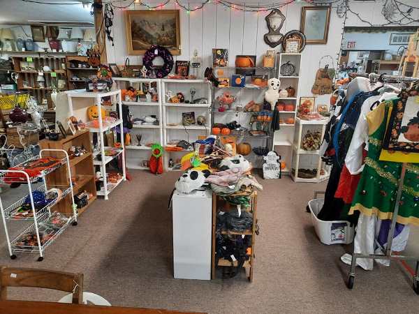 Visiting Top Flea Markets in New Hampshire - B's Treasures and Flea Market is on Famous Flea Market Mile