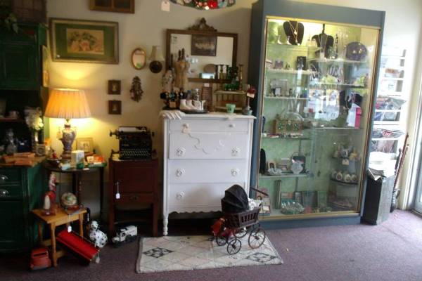 Visiting Top Flea Markets in New Hampshire - Colonial Antique Markets is Located in LaValley Colonial Plaza