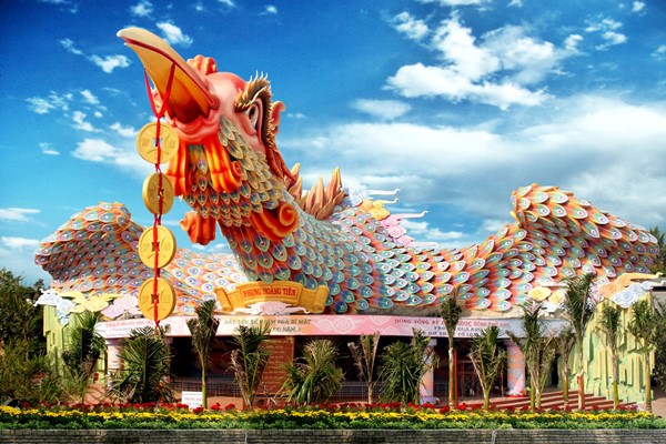 Suoi Tien Theme Park and WaterPark in Siam Located in District 9 for Families to Enjoy
