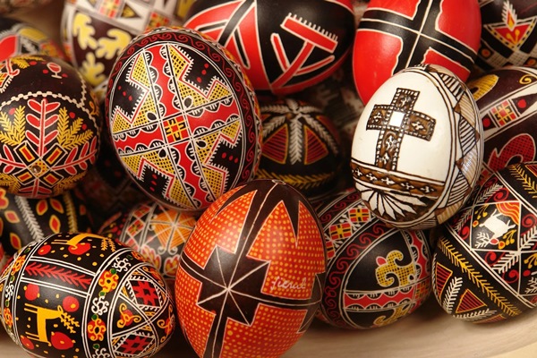 încondeierea ouălor Commonly Known as Painted Eggs are one of Best Romanian Souvenirs to Buy