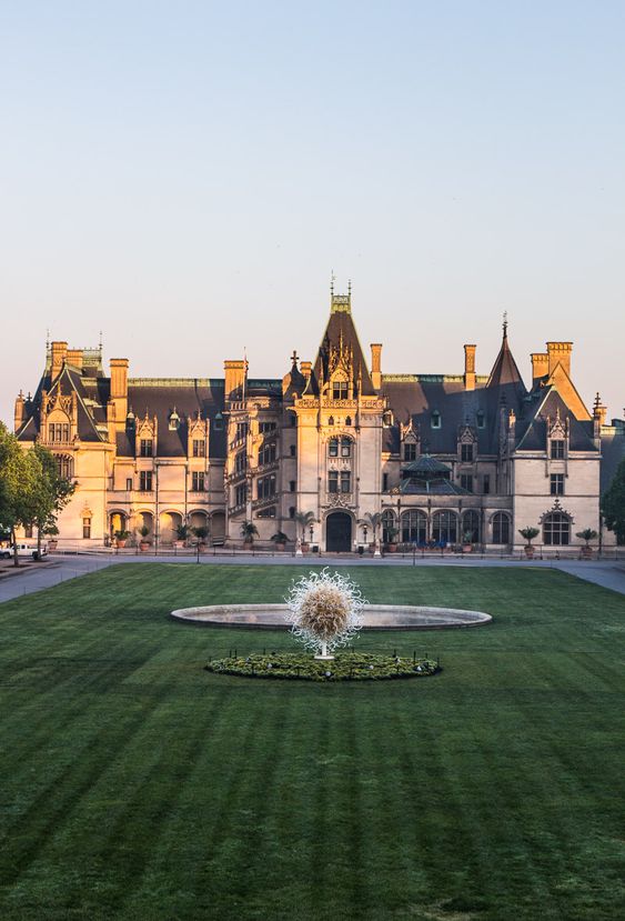 Biltmore Village in Ashville - The most famous and top things to do in North Carolina is to visit Biltmore Estate, the Biggest House in the USA