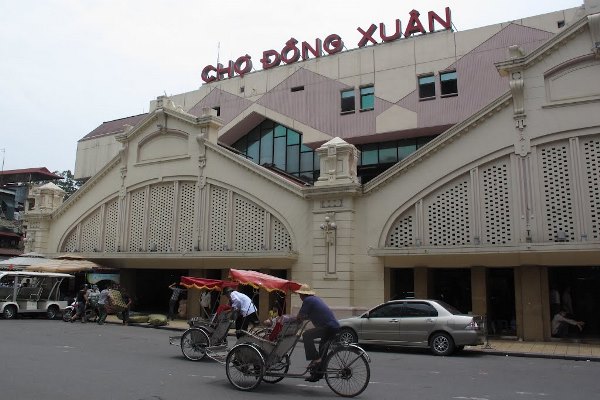 Shop Souvenirs from the Đồng Xuân Market where you Can Find Clothes