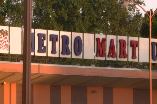 Metro Mart USA on Metropolitan Parkway - A Cheap Place for Food and Hair Saloons