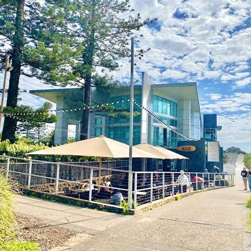 Longboard Cafe near the Wollongong Beach with Short distance to the Beach