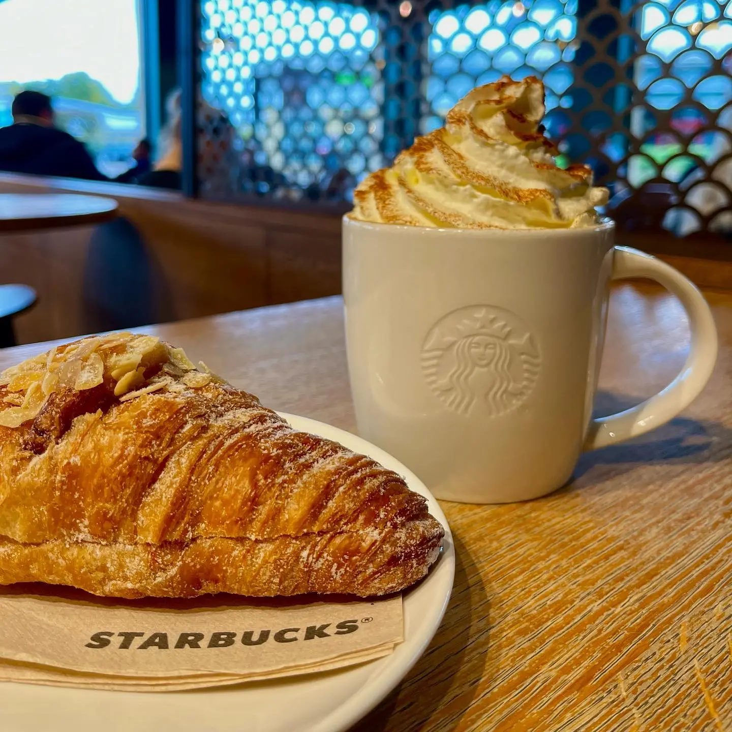 Starbucks in Hamilton - A coffee shop in Hamilton town centre