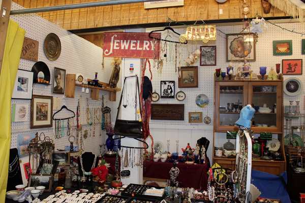 Peddlers Flea Market Located in Cincinnati Town - Antique Shops in OH with Good Prices